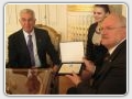 spomienková plaketa UEM v rukách prezidenta SR